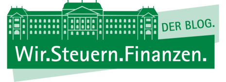 Grafik mit Wald und einem Haus im Hintergrund, im Vordergrund ein Laptop und eine Geldmünze.